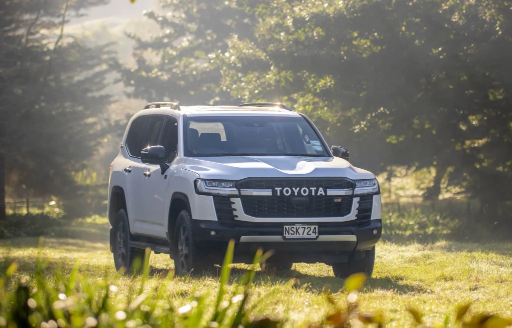 Toyota Land Cruiser 300 varian GR Sport (GR-S)